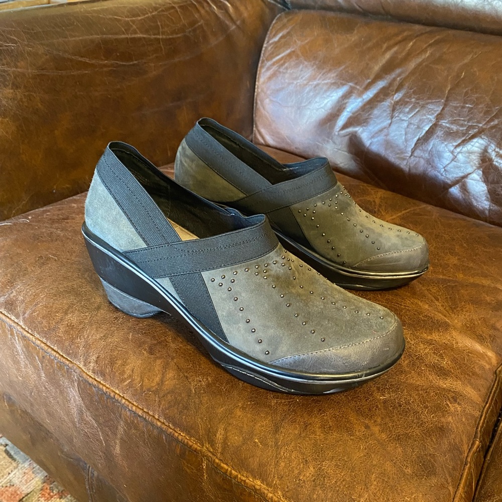 Super cute and comfy Jambu clogs size 10